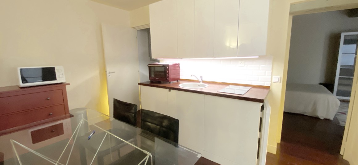 MEUBLÉ – 1 ch – 46 m2 – Paris 1er – Rue St Honoré – Metro : Tuileries Pyramides – 2ème étage sans ascenseur – Loyer cc : 1.600 € cc