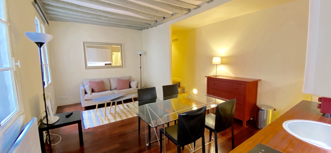 MEUBLÉ – 1 ch – 46 m2 – Paris 1er – Rue St Honoré – Metro : Tuileries Pyramides – 2ème étage sans ascenseur – Loyer cc : 1.600 € cc