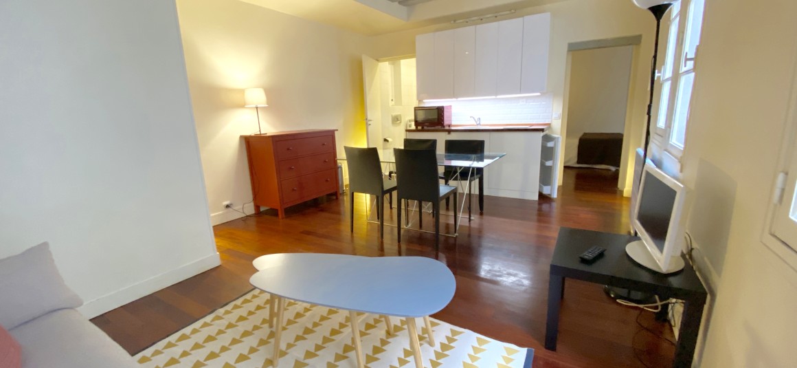 MEUBLÉ – 1 ch – 46 m2 – Paris 1er – Rue St Honoré – Metro : Tuileries Pyramides – 2ème étage sans ascenseur – Loyer cc : 1.600 € cc