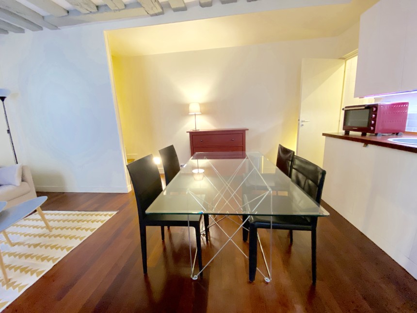 MEUBLÉ – 1 ch – 46 m2 – Paris 1er – Rue St Honoré – Metro : Tuileries Pyramides – 2ème étage sans ascenseur – Loyer cc : 1.600 € cc