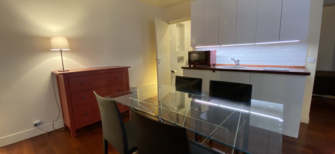 MEUBLÉ – 1 ch – 46 m2 – Paris 1er – Rue St Honoré – Metro : Tuileries Pyramides – 2ème étage sans ascenseur – Loyer cc : 1.600 € cc
