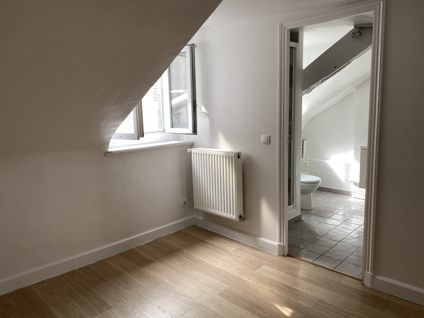 VIDE – 1 chambre – Paris 9ème – Trinité / Havre Caumartin – Rue Joubert – 51 m2 – 5ème et dernier étage ascenseur – Loyer charges comprises  : 1.595,00 euros