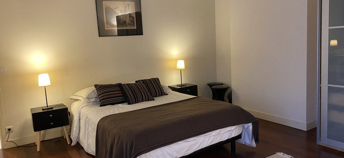MEUBLÉ – 1 ch – 46 m2 – Paris 1er – Rue St Honoré – Metro : Tuileries Pyramides – 2ème étage sans ascenseur – Loyer cc : 1.600 € cc