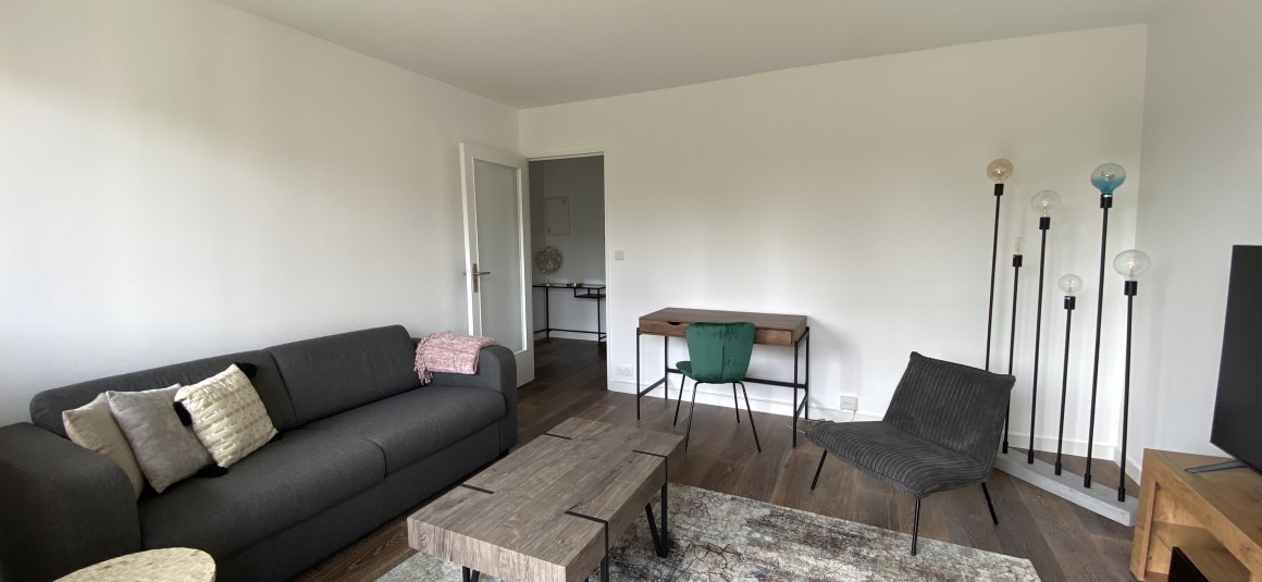 MEUBLÉ – 1 chambre – PUTEAUX (92) – Avenue Gutenberg – 46 m2 – 4ème étage avec ascenseur sur jardin – Balcon – Parking inclus – Loyer charges comprises : 1.600 € (chauffage collectif) + parking possible en supplément en sous-sol avec accès direct depuis ascenseur