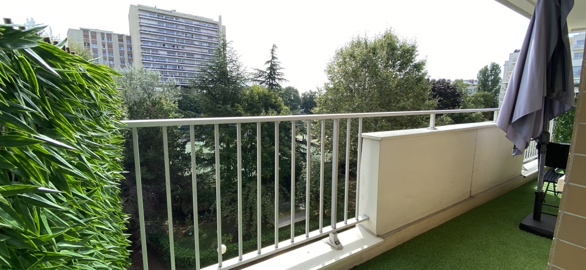 MEUBLÉ – 1 chambre – PUTEAUX (92) – Avenue Gutenberg – 46 m2 – 4ème étage avec ascenseur sur jardin – Balcon – Parking inclus – Loyer charges comprises : 1.600 € (chauffage collectif) + parking possible en supplément en sous-sol avec accès direct depuis ascenseur