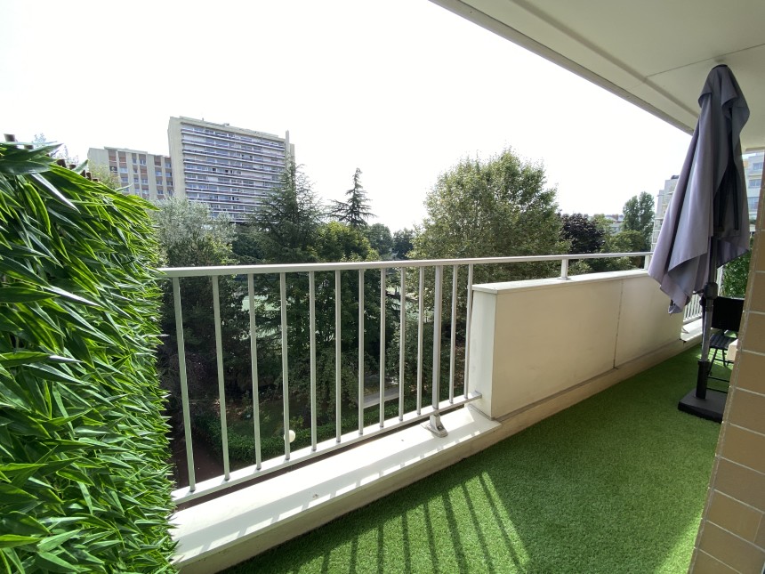 MEUBLÉ – 1 chambre – PUTEAUX (92) – Avenue Gutenberg – 46 m2 – 4ème étage avec ascenseur sur jardin – Balcon – Parking inclus – Loyer charges comprises : 1.600 € (chauffage collectif) + parking possible en supplément en sous-sol avec accès direct depuis ascenseur