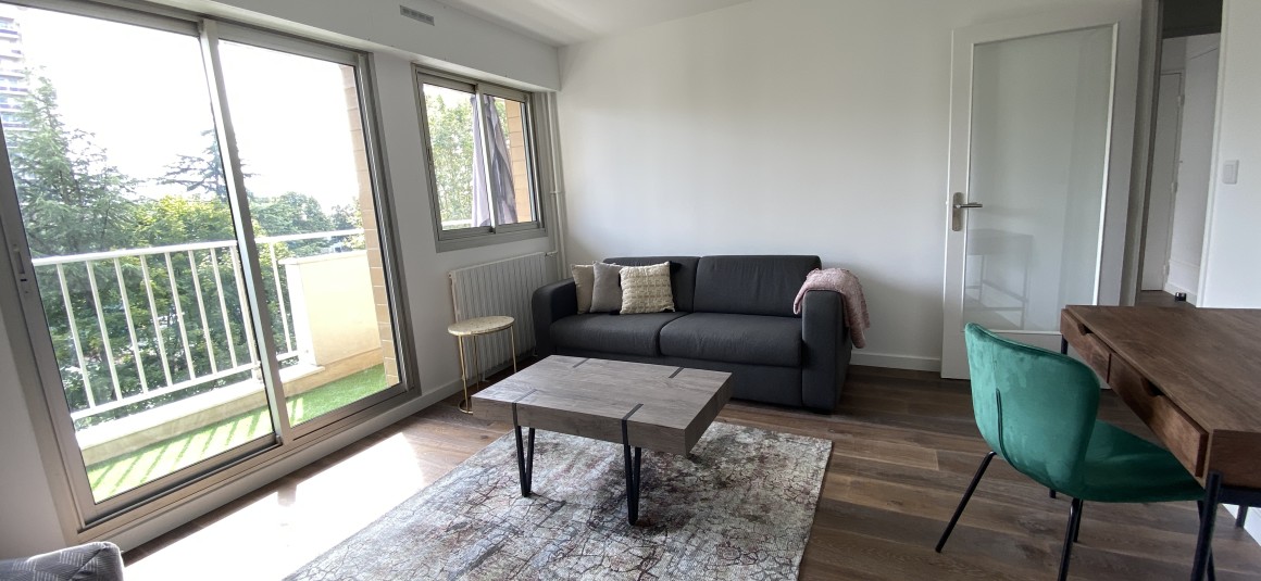MEUBLÉ – 1 chambre – PUTEAUX (92) – Avenue Gutenberg – 46 m2 – 4ème étage avec ascenseur sur jardin – Balcon – Parking inclus – Loyer charges comprises : 1.600 € (chauffage collectif) + parking possible en supplément en sous-sol avec accès direct depuis ascenseur