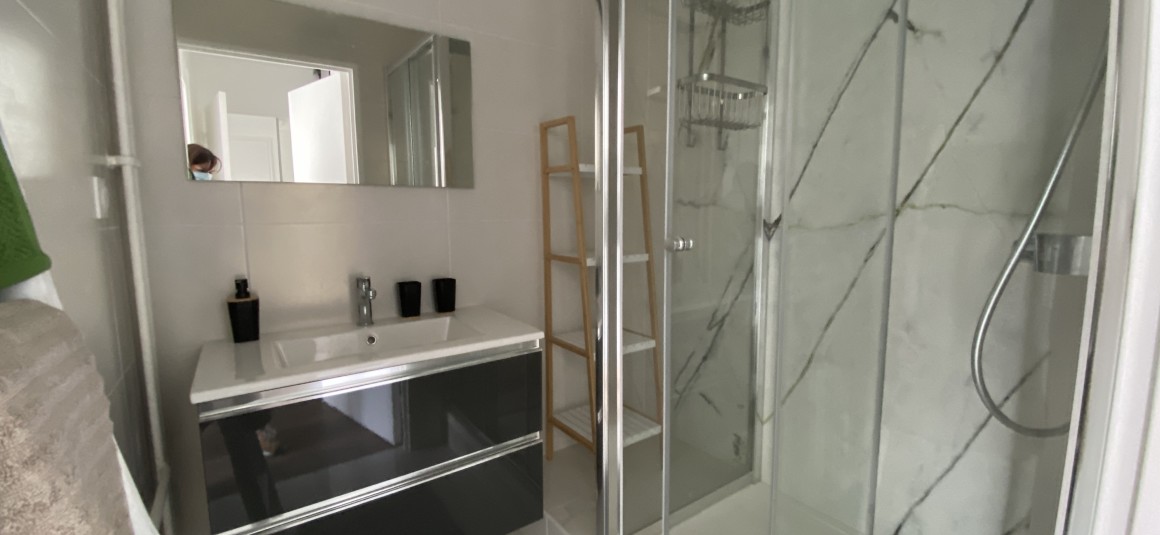 MEUBLÉ – 1 chambre – PUTEAUX (92) – Avenue Gutenberg – 46 m2 – 4ème étage avec ascenseur sur jardin – Balcon – Parking inclus – Loyer charges comprises : 1.600 € (chauffage collectif) + parking possible en supplément en sous-sol avec accès direct depuis ascenseur