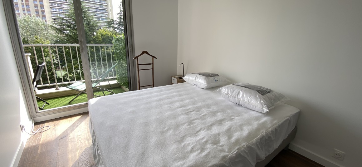 MEUBLÉ – 1 chambre – PUTEAUX (92) – Avenue Gutenberg – 46 m2 – 4ème étage avec ascenseur sur jardin – Balcon – Parking inclus – Loyer charges comprises : 1.600 € (chauffage collectif) + parking possible en supplément en sous-sol avec accès direct depuis ascenseur