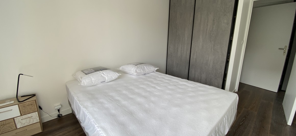 MEUBLÉ – 1 chambre – PUTEAUX (92) – Avenue Gutenberg – 46 m2 – 4ème étage avec ascenseur sur jardin – Balcon – Parking inclus – Loyer charges comprises : 1.600 € (chauffage collectif) + parking possible en supplément en sous-sol avec accès direct depuis ascenseur