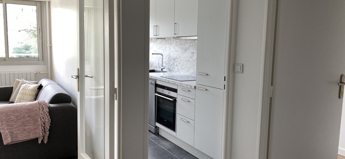 MEUBLÉ – 1 chambre – PUTEAUX (92) – Avenue Gutenberg – 46 m2 – 4ème étage avec ascenseur sur jardin – Balcon – Parking inclus – Loyer charges comprises : 1.600 € (chauffage collectif) + parking possible en supplément en sous-sol avec accès direct depuis ascenseur