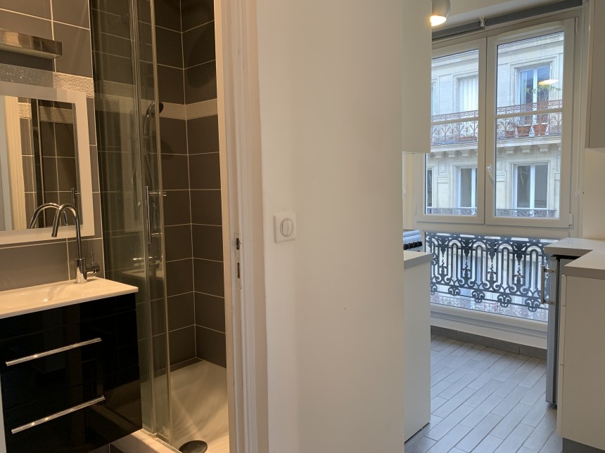 MEUBLÉ – 1 chambre – 34 m2 – Paris 17ème – Rue Guersant – 4e étage sans ascenseur – Loyer charges comprises : 1.500 euros