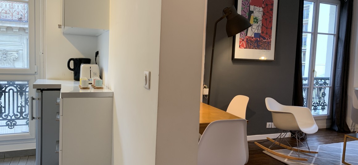 MEUBLÉ – 1 chambre – 34 m2 – Paris 17ème – Rue Guersant – 4e étage sans ascenseur – Loyer charges comprises : 1.500 euros