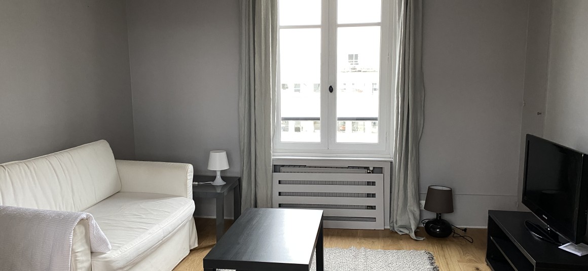 MEUBLÉ- Atelier d’artiste 2 chambres + bureau – 80 m2 – Paris 16ème – Rue Lauriston – Métro : Etoile – 4ème et dernier étage ascenseur – Loyer charges comprises : 3.000 euros
