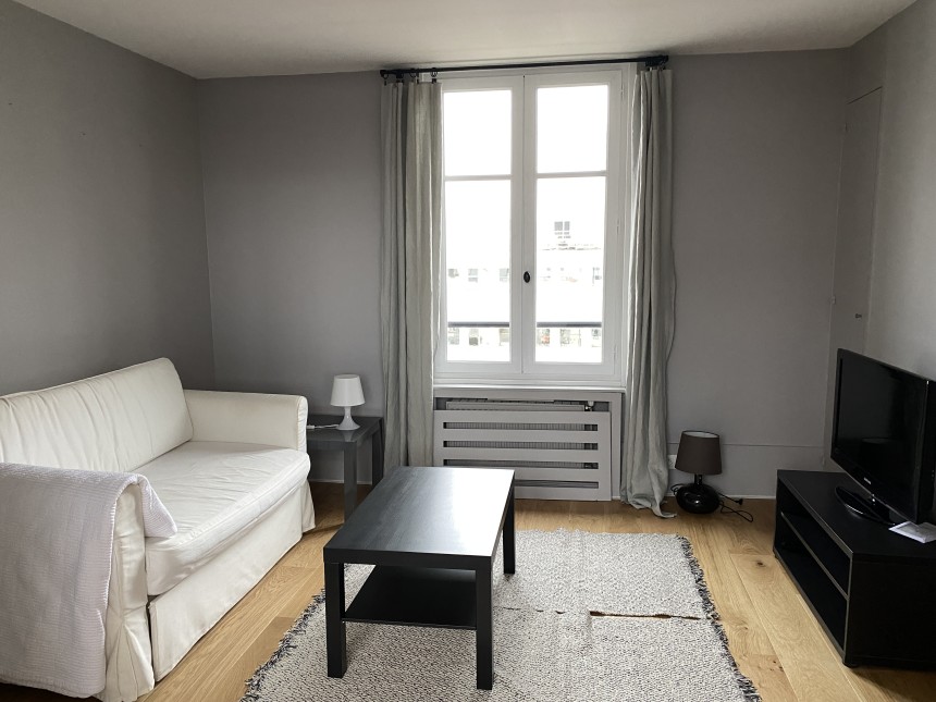 MEUBLÉ- Atelier d’artiste 2 chambres + bureau – 80 m2 – Paris 16ème – Rue Lauriston – Métro : Etoile – 4ème et dernier étage ascenseur – Loyer charges comprises : 3.000 euros