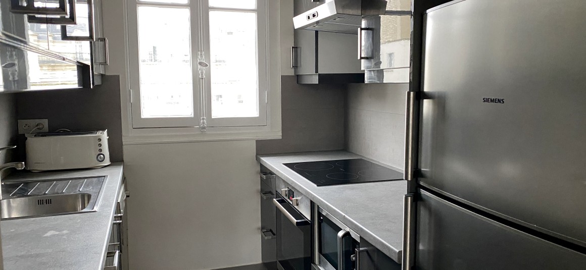 MEUBLÉ- Atelier d’artiste 2 chambres + bureau – 80 m2 – Paris 16ème – Rue Lauriston – Métro : Etoile – 4ème et dernier étage ascenseur – Loyer charges comprises : 3.000 euros