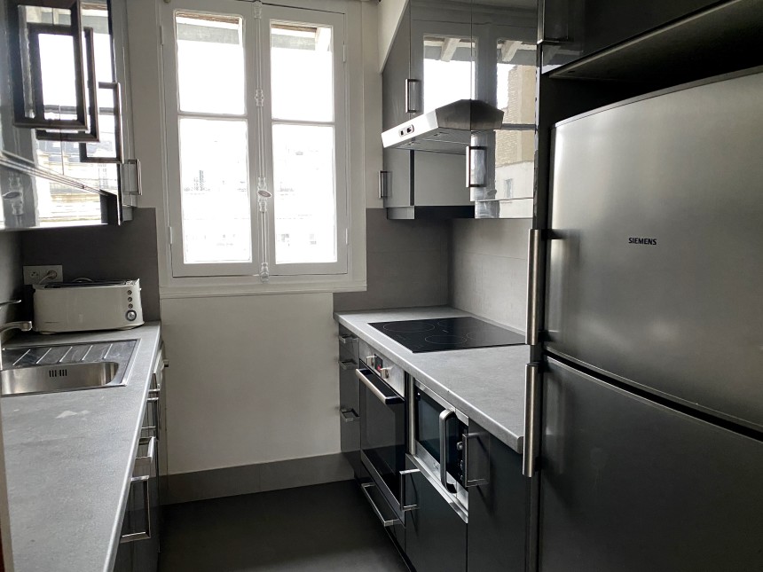 MEUBLÉ- Atelier d’artiste 2 chambres + bureau – 80 m2 – Paris 16ème – Rue Lauriston – Métro : Etoile – 4ème et dernier étage ascenseur – Loyer charges comprises : 3.000 euros