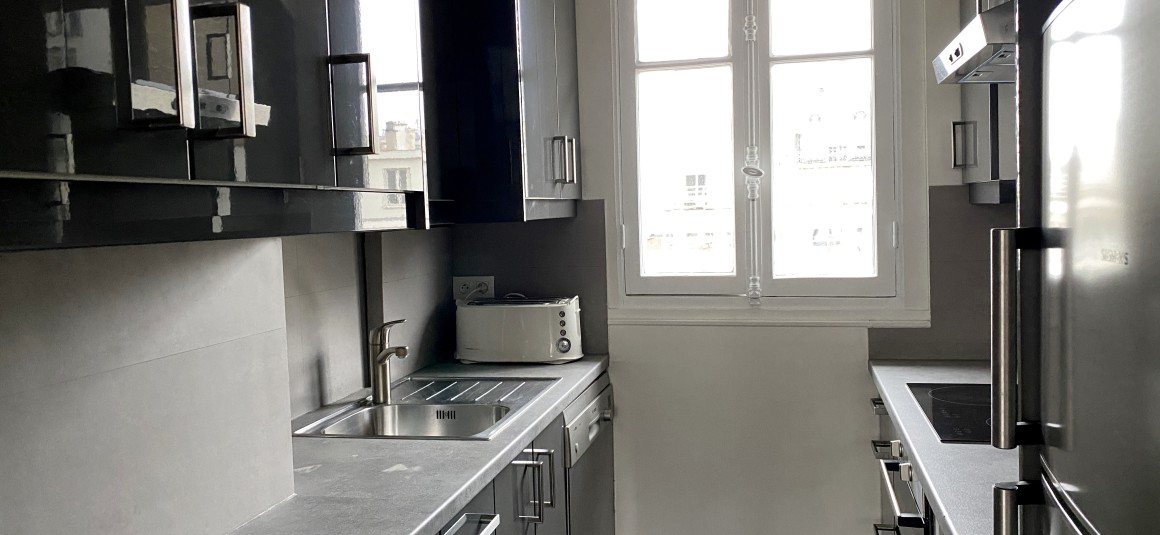 MEUBLÉ- Atelier d’artiste 2 chambres + bureau – 80 m2 – Paris 16ème – Rue Lauriston – Métro : Etoile – 4ème et dernier étage ascenseur – Loyer charges comprises : 3.000 euros