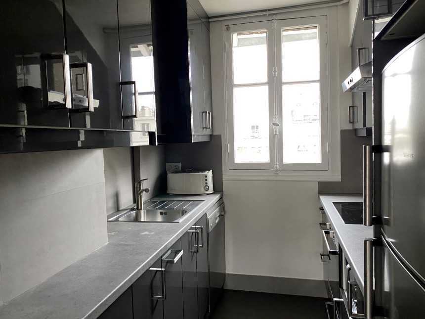 MEUBLÉ- Atelier d’artiste 2 chambres + bureau – 80 m2 – Paris 16ème – Rue Lauriston – Métro : Etoile – 4ème et dernier étage ascenseur – Loyer charges comprises : 3.000 euros