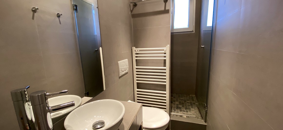 MEUBLÉ- Atelier d’artiste 2 chambres + bureau – 80 m2 – Paris 16ème – Rue Lauriston – Métro : Etoile – 4ème et dernier étage ascenseur – Loyer charges comprises : 3.000 euros