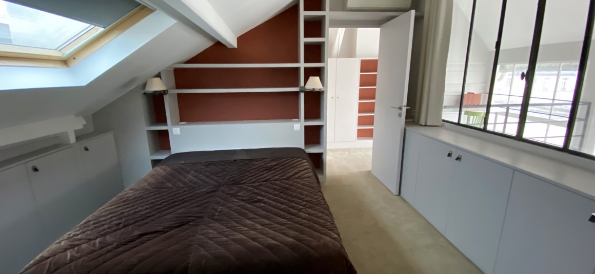MEUBLÉ- Atelier d’artiste 2 chambres + bureau – 80 m2 – Paris 16ème – Rue Lauriston – Métro : Etoile – 4ème et dernier étage ascenseur – Loyer charges comprises : 3.000 euros