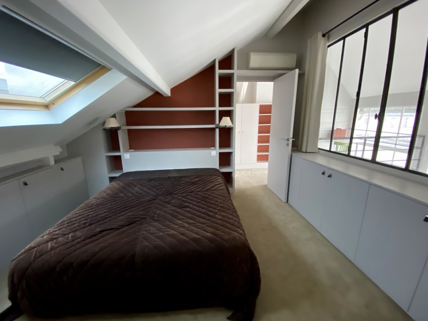 MEUBLÉ- Atelier d’artiste 2 chambres + bureau – 80 m2 – Paris 16ème – Rue Lauriston – Métro : Etoile – 4ème et dernier étage ascenseur – Loyer charges comprises : 3.000 euros