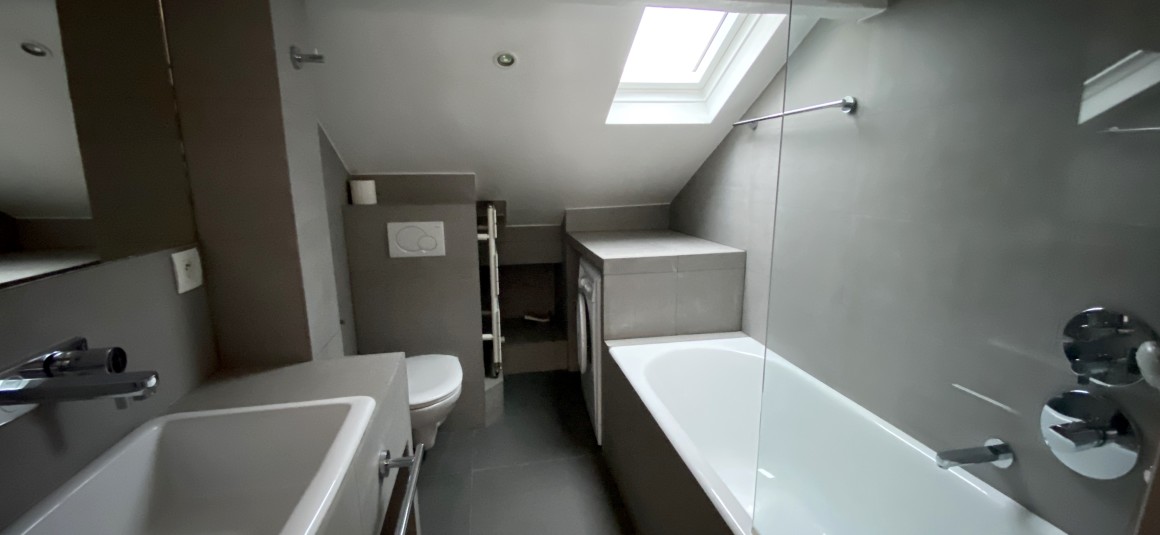 MEUBLÉ- Atelier d’artiste 2 chambres + bureau – 80 m2 – Paris 16ème – Rue Lauriston – Métro : Etoile – 4ème et dernier étage ascenseur – Loyer charges comprises : 3.000 euros
