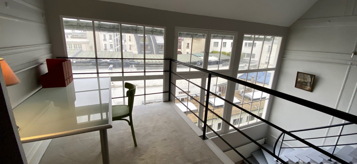 MEUBLÉ- Atelier d’artiste 2 chambres + bureau – 80 m2 – Paris 16ème – Rue Lauriston – Métro : Etoile – 4ème et dernier étage ascenseur – Loyer charges comprises : 3.000 euros