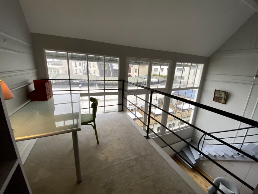 MEUBLÉ- Atelier d’artiste 2 chambres + bureau – 80 m2 – Paris 16ème – Rue Lauriston – Métro : Etoile – 4ème et dernier étage ascenseur – Loyer charges comprises : 3.000 euros