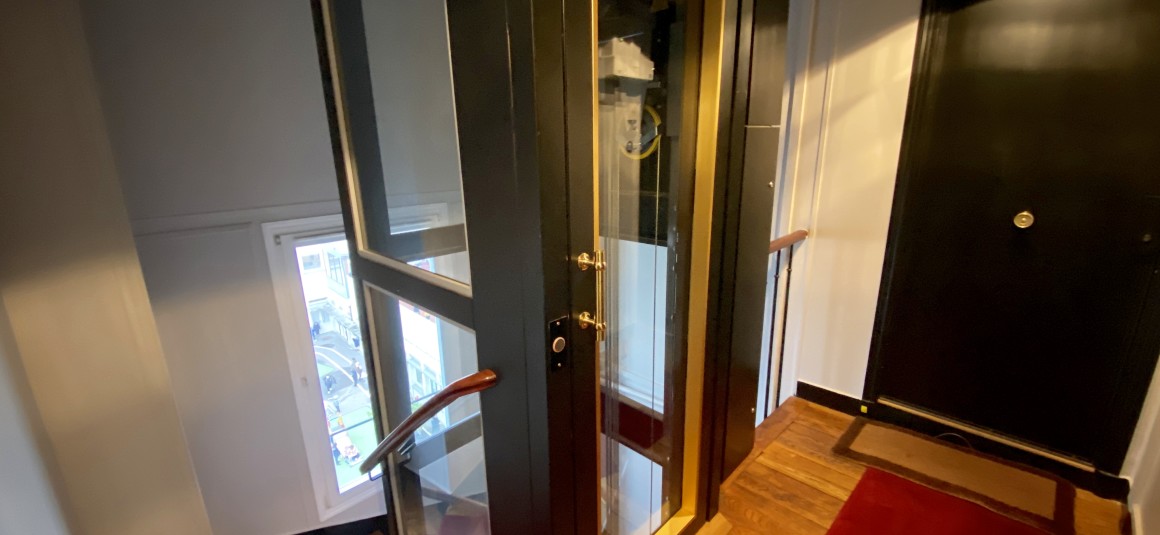 MEUBLÉ- Atelier d’artiste 2 chambres + bureau – 80 m2 – Paris 16ème – Rue Lauriston – Métro : Etoile – 4ème et dernier étage ascenseur – Loyer charges comprises : 3.000 euros