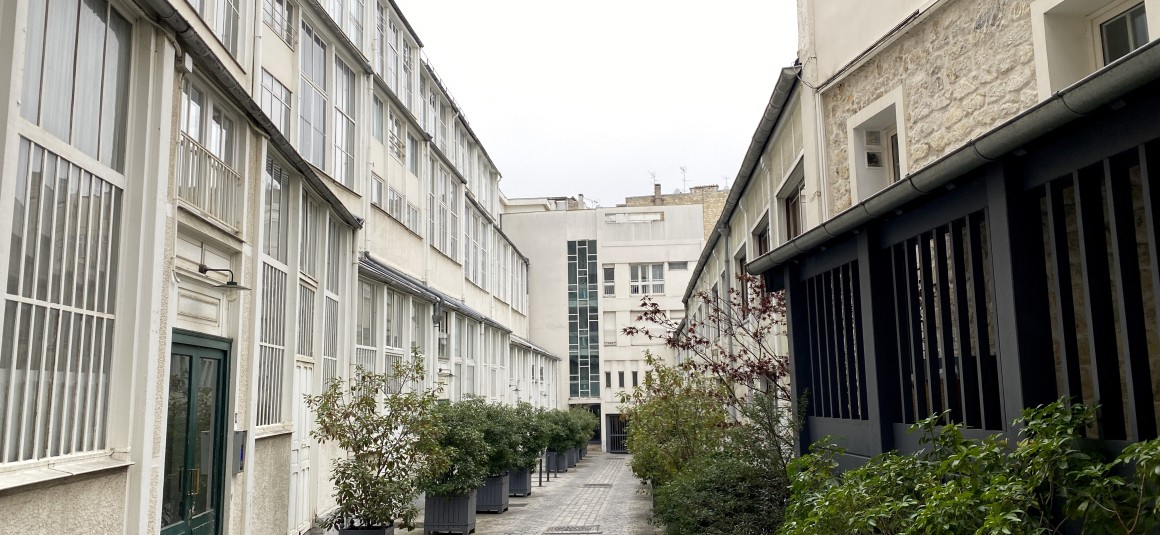 MEUBLÉ- Atelier d’artiste 2 chambres + bureau – 80 m2 – Paris 16ème – Rue Lauriston – Métro : Etoile – 4ème et dernier étage ascenseur – Loyer charges comprises : 3.000 euros