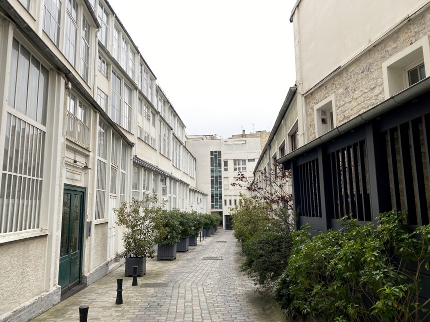 MEUBLÉ- Atelier d’artiste 2 chambres + bureau – 80 m2 – Paris 16ème – Rue Lauriston – Métro : Etoile – 4ème et dernier étage ascenseur – Loyer charges comprises : 3.000 euros