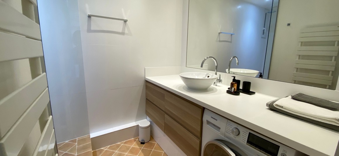 MEUBLÉ – 1 ch – Paris 7ème – Ave Motte Picquet (angle rue Cler) – 35 m2 – 4e étage ascenseur – Loyer cc : 1.890 €