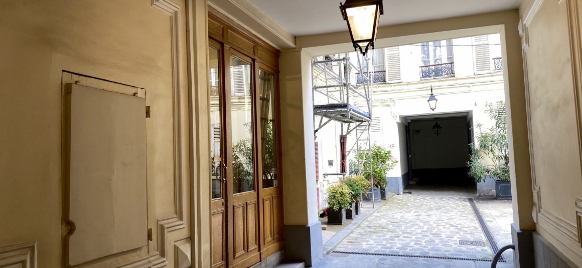MEUBLÉ – 1 ch – Paris 7ème – Ave Motte Picquet (angle rue Cler) – 35 m2 – 4e étage ascenseur – Loyer cc : 1.890 €
