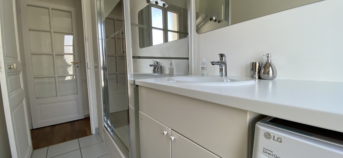 MEUBLÉ – 2 chambres – 70 m2 – Paris 17ème – Bld Bessières/Porte de Clichy – 6e étage ascenseur – Loyer cc : 2.400 €