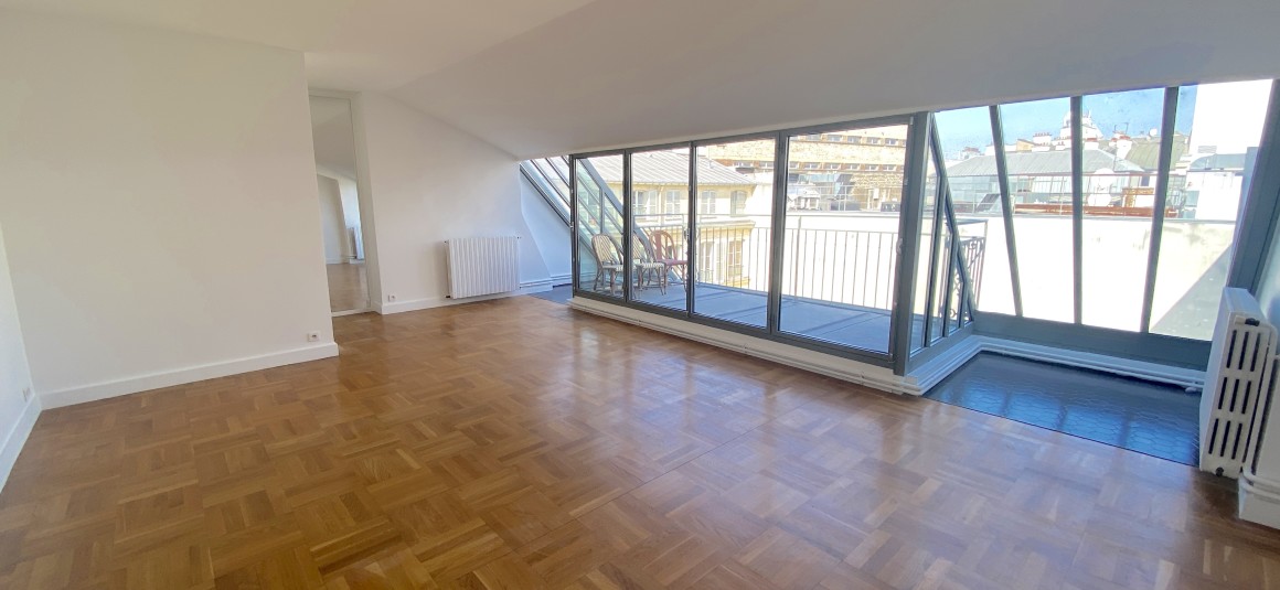 VIDE – 3 chambres – Paris 9ème – Rue de la Victoire – 118 m2 + Balcon terrasse 8 m2 – 5ème étage avec ascenseur jusqu’au 4ème – Loyer cc : 3.950 € (chauffage central) – Possibilité de parking en sus 260 € hors charges mensuel