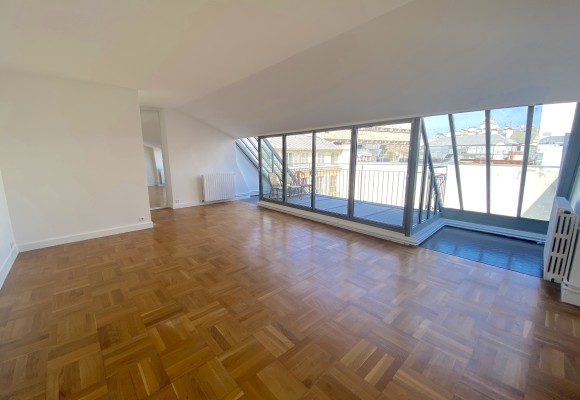 VIDE – 3 chambres – Paris 9ème – Rue de la Victoire – 118 m2 + Balcon terrasse 8 m2 – 5ème étage avec ascenseur jusqu’au 4ème – Loyer cc : 3.950 € (chauffage central) – Possibilité de parking en sus 260 € hors charges mensuel