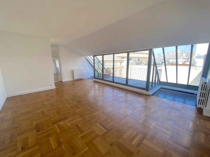 VIDE – 3 chambres – Paris 9ème – Rue de la Victoire – 118 m2 + Balcon terrasse 8 m2 – 5ème étage avec ascenseur jusqu’au 4ème – Loyer cc : 3.950 € (chauffage central) – Possibilité de parking en sus 260 € hors charges mensuel