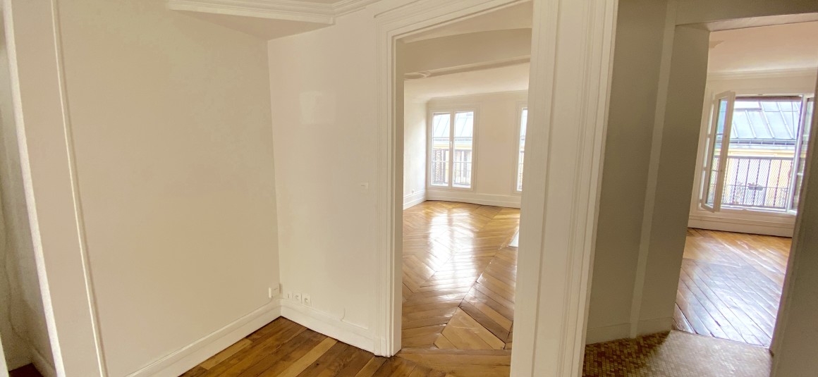 VIDE – 1 ou 2 chambres – 3 pièces – Paris 9e – Sq Montholon – 53 m2 – Terrasse de 10 m2 – 5e étage avec ascenseur – Loyer cc : 1.765 €