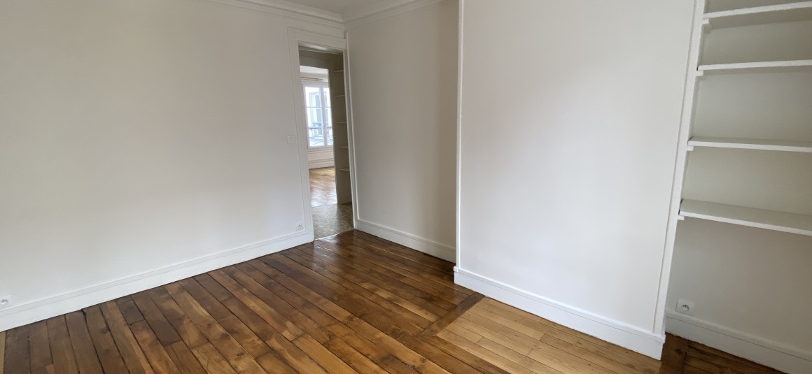 VIDE – 1 ou 2 chambres – 3 pièces – Paris 9e – Sq Montholon – 53 m2 – Terrasse de 10 m2 – 5e étage avec ascenseur – Loyer cc : 1.765 €