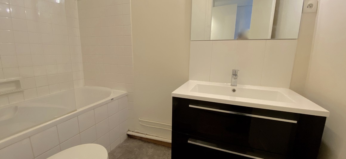 VIDE – 1 ou 2 chambres – 3 pièces – Paris 9e – Sq Montholon – 53 m2 – Terrasse de 10 m2 – 5e étage avec ascenseur – Loyer cc : 1.765 €