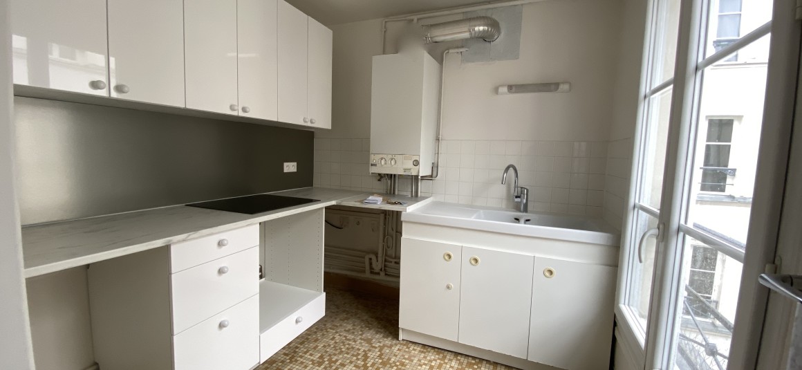 VIDE – 1 ou 2 chambres – 3 pièces – Paris 9e – Sq Montholon – 53 m2 – Terrasse de 10 m2 – 5e étage avec ascenseur – Loyer cc : 1.765 €
