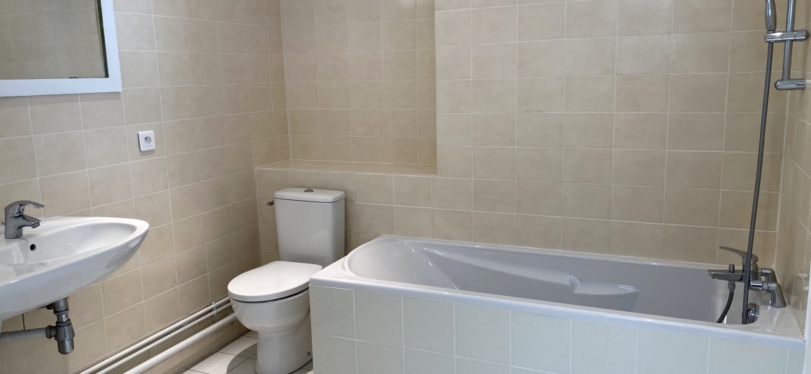 VIDE – 3 chambres – Paris 9ème – Rue de la Victoire – 118 m2 + Balcon terrasse 8 m2 – 5ème étage avec ascenseur jusqu’au 4ème – Loyer cc : 3.950 € (chauffage central) – Possibilité de parking en sus 260 € hors charges mensuel