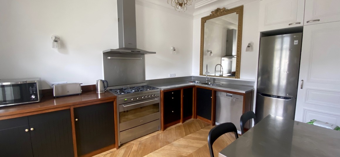 MEUBLÉ – 3 chambres – 160 m2 – Balcon filant – Paris 17ème – Rue Gounod – Ternes/Wagram/Monceau – Standing / Parfait état – 4ème étage avec ascenseur – Loyer cc : 6.000 € (chauff. et eau ch. collectifs)