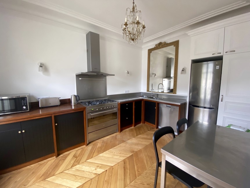 MEUBLÉ – 3 chambres – 160 m2 – Balcon filant – Paris 17ème – Rue Gounod – Ternes/Wagram/Monceau – Standing / Parfait état – 4ème étage avec ascenseur – Loyer cc : 6.000 € (chauff. et eau ch. collectifs)