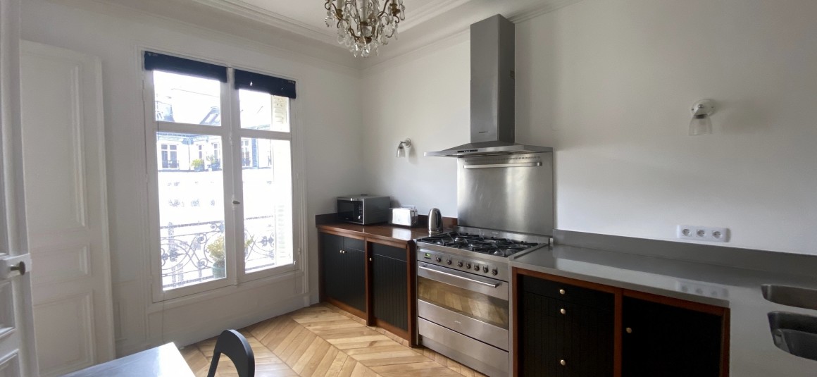 MEUBLÉ – 3 chambres – 160 m2 – Balcon filant – Paris 17ème – Rue Gounod – Ternes/Wagram/Monceau – Standing / Parfait état – 4ème étage avec ascenseur – Loyer cc : 6.000 € (chauff. et eau ch. collectifs)