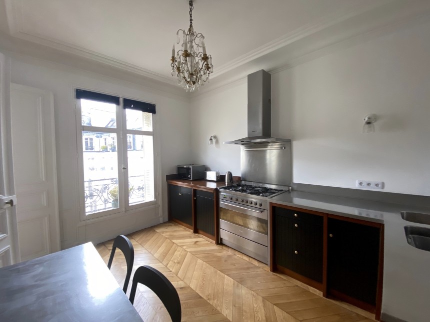 MEUBLÉ – 3 chambres – 160 m2 – Balcon filant – Paris 17ème – Rue Gounod – Ternes/Wagram/Monceau – Standing / Parfait état – 4ème étage avec ascenseur – Loyer cc : 6.000 € (chauff. et eau ch. collectifs)