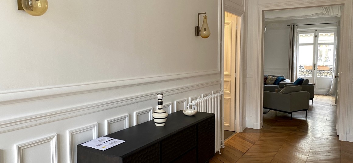 MEUBLÉ – 3 chambres – 160 m2 – Balcon filant – Paris 17ème – Rue Gounod – Ternes/Wagram/Monceau – Standing / Parfait état – 4ème étage avec ascenseur – Loyer cc : 6.000 € (chauff. et eau ch. collectifs)