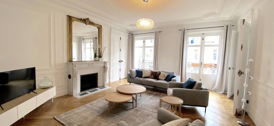 MEUBLÉ – 3 chambres – 160 m2 – Balcon filant – Paris 17ème – Rue Gounod – Ternes/Wagram/Monceau – Standing / Parfait état – 4ème étage avec ascenseur – Loyer cc : 6.000 € (chauff. et eau ch. collectifs)