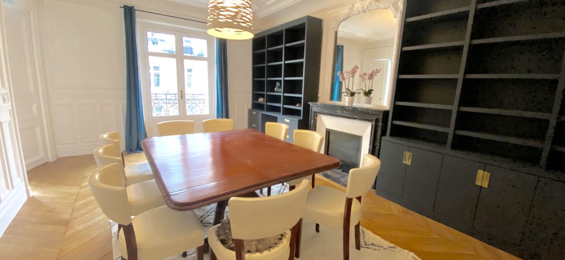 MEUBLÉ – 3 chambres – 160 m2 – Balcon filant – Paris 17ème – Rue Gounod – Ternes/Wagram/Monceau – Standing / Parfait état – 4ème étage avec ascenseur – Loyer cc : 6.000 € (chauff. et eau ch. collectifs)